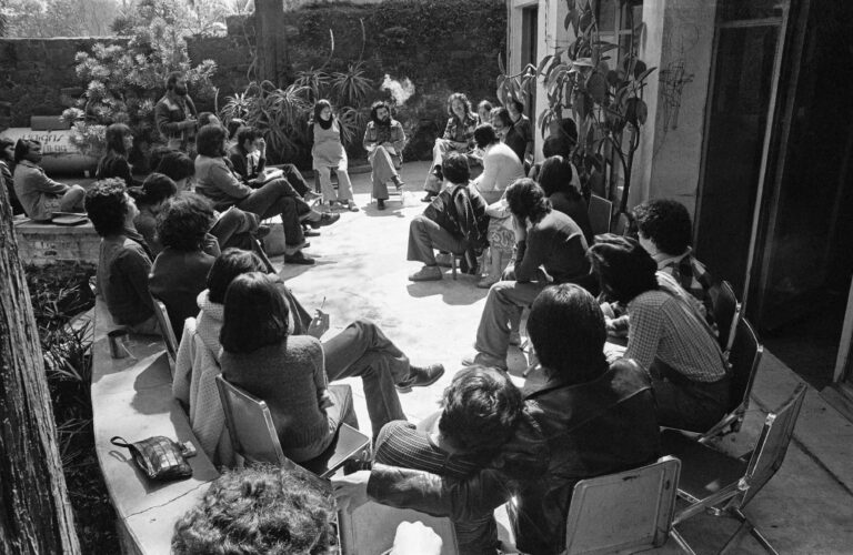 Una reconsideración reconsiderada. Écrire une histoire sans fin sur le mouvement des Grupos des années 70
