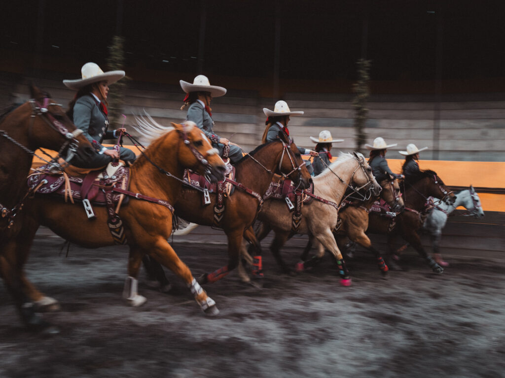 « Les femmes cavalières :  las escaramuzas » Théo Saffroy