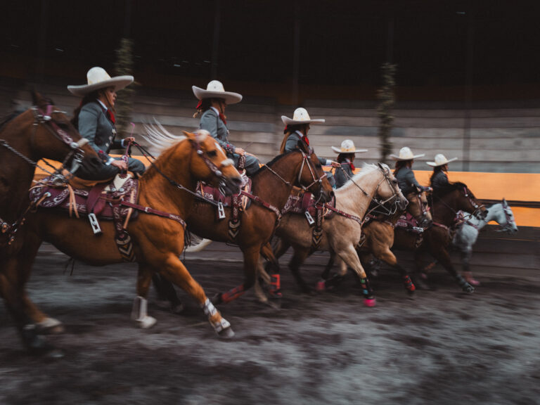 « Les femmes cavalières :  las escaramuzas » Théo Saffroy