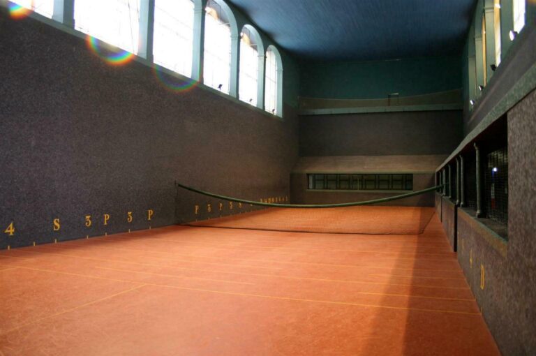 Le jeu de courte paume. Patrimoine vivant et patrimoine du sport