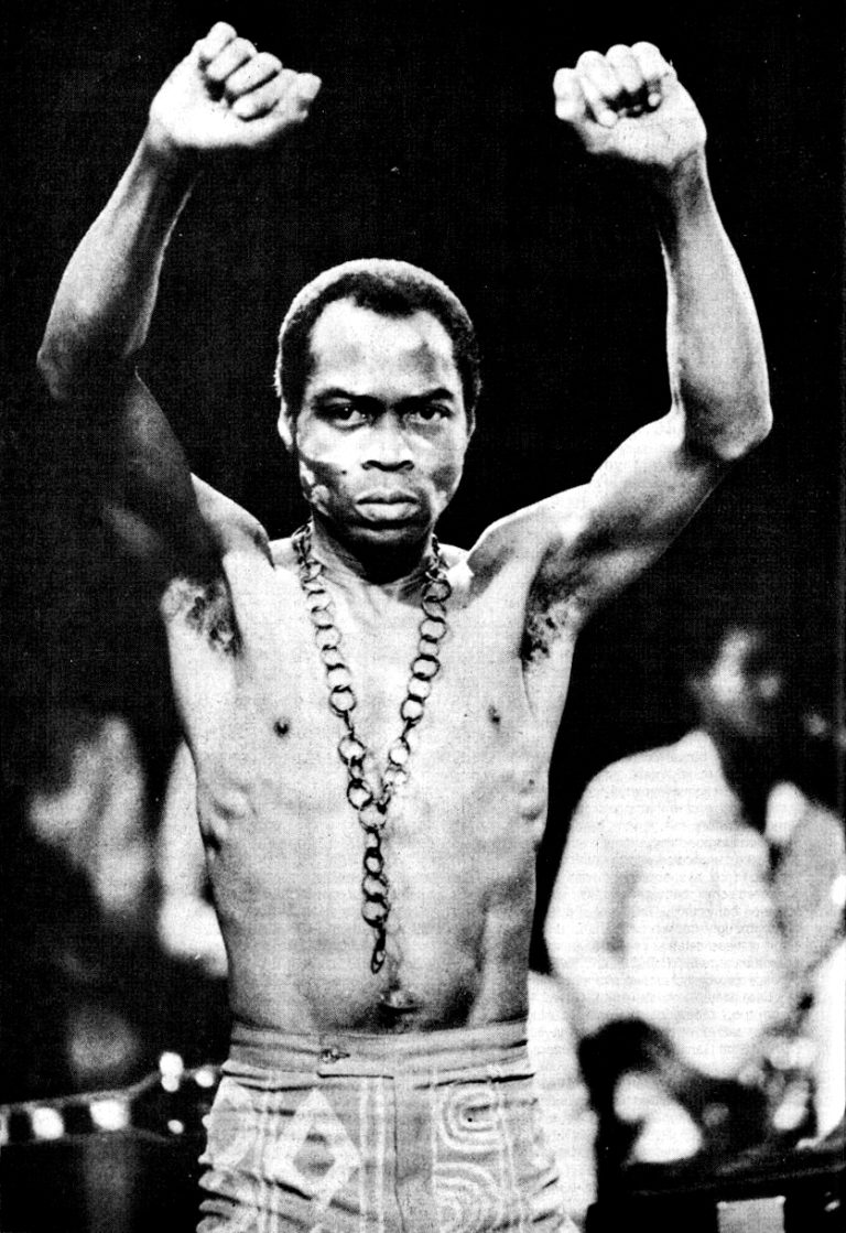 Fela Kuti photographié sur scène en 1986