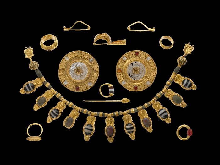 Vêtir et orner les corps : distinctions sociales et discours politiques sous l’œil des historiens et archéologues