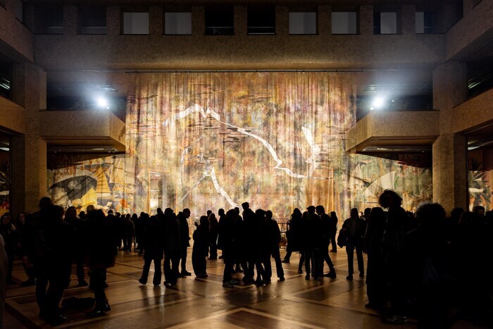 "Faire dialoguer deux portraits du monde". Art textile et patrimoine dissonant dans le travail d'Amalia Laurent