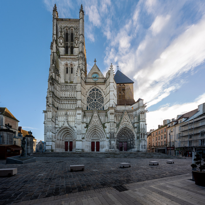 La tour noire de la cathédrale de Meaux