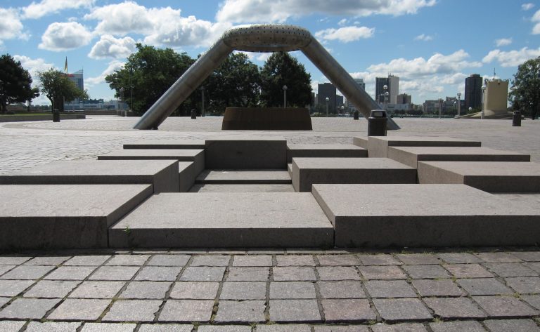 Isamu Noguchi et les places publiques américaines au temps de la crise urbaine