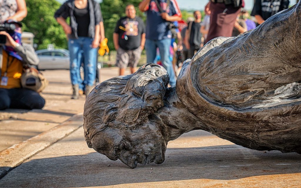 Les monuments à l'épreuve du présent : déboulonnage des statues et changement de paradigme