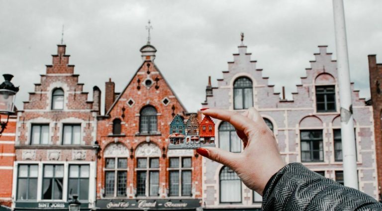 Bruges vers 1900 : restauration et modernité