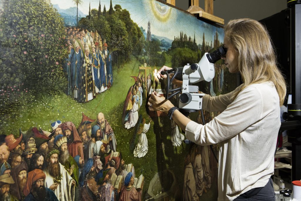 Révélations et défis de la restauration du retable de L’Agneau mystique des frères Van Eyck